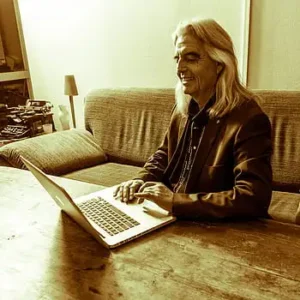 adulto mayor frente a computadora