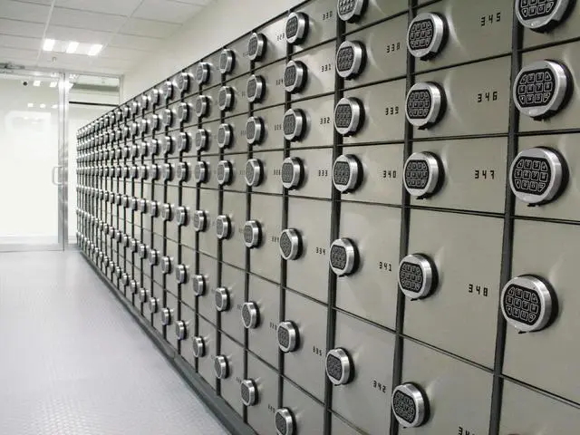Pasillo con cajas de seguridad